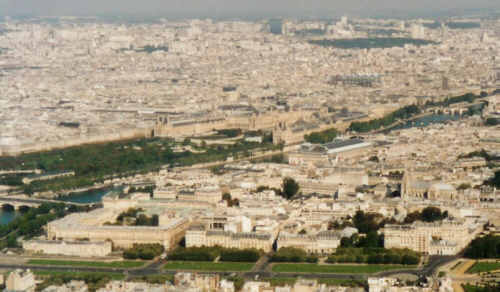 Blick vom Eiffelturm auf den Louvre